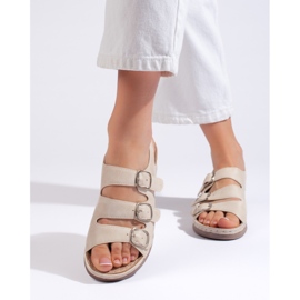 Kvinders beige sandaler med en lav kile