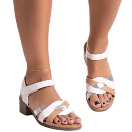 Hvide sandaler med lav hæl fra Rudaina