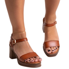 Brune sandaler på en massiv Ghana blokhæl