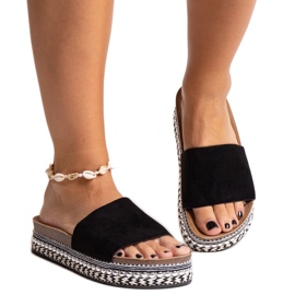 Sorte flip-flops med en dekorativ Jaśmina sål