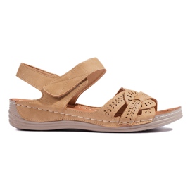 Lysebrune damesandaler med lav kile