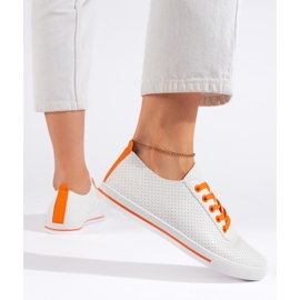 Hvide damesneakers med orange snørebånd