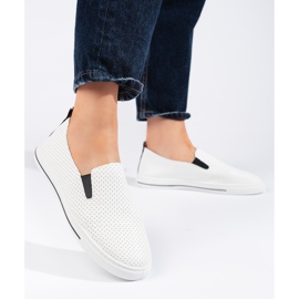 Hvide gennembrudte sneakers til kvinder