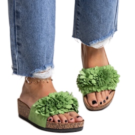 Grønne flip-flops med blomster på Apolonia platformen
