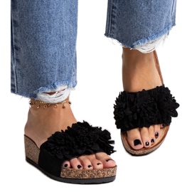Sorte flip-flops med blomster på Apolonia platformen