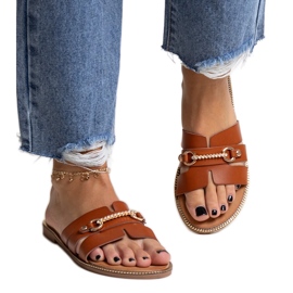 Brune flip-flops med guldtilbehør fra Drahomíra
