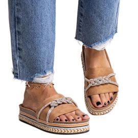 Brune flip-flops dekoreret med kamilianske zirkoner beige
