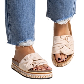 Massive beige flip-flops med en dekorativ Nibalie-sål