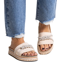 Beige flip-flops dekoreret med kamillian zirkoner