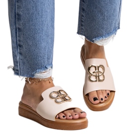 Beige flip-flops med et dekorativt Jinan-spænde