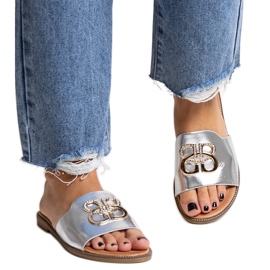 Sølvflip-flops med dekorativt Bera-spænde