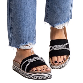 Sorte flip-flops dekoreret med kamillian zirkoner