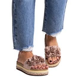 Beige flip-flops dekoreret med Mehret blomster