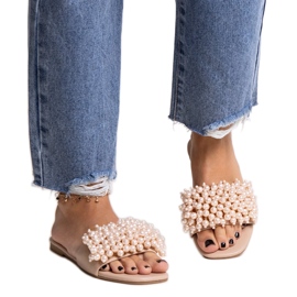 Beige flip-flops dekoreret med Atiyene perler