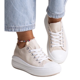 Beige sneakers på en tyk Zlata platform