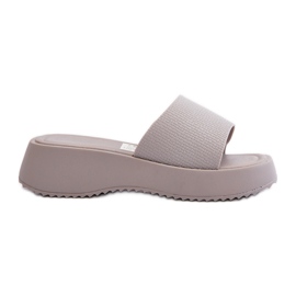Kvinders flip-flops på en platform og kile grå vimarils