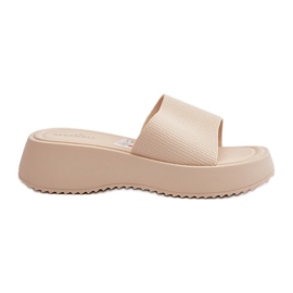 Kvinders flip-flops på en platform og kile, lys beige vimarils