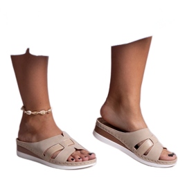 Beige lyse hjemmesko med lav kile fra Mifsuda