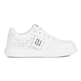 Hvide sneakers på platformen