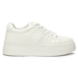 Hvide sportssneakers på platformen