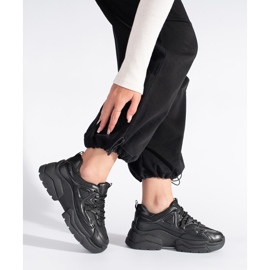Sorte sneakers med en tyk sål