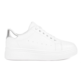 Hvide sneakers på platformen