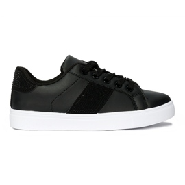 Sorte sneakers på platformen