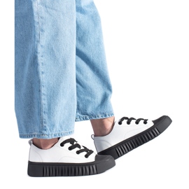 Hvide og sorte low-top sneakers lavet af naturligt læder