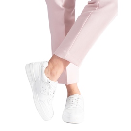 Hvide sneakers på platformen