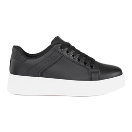 Sorte sneakers på platformen