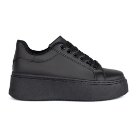Sorte sneakers på platformen