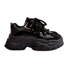 Kvinders sports -sneakers på en massiv sort sål
