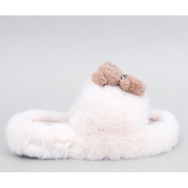 Beige pels hjemmesko med en bamse
