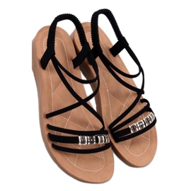 Minimalistiske sandaler på en delikat sort platform