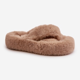 Tøfler i pels til kvinder med en tyk beige sål