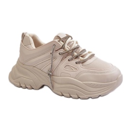 Sportssko på en massiv beige platform