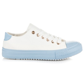 Hvide sneakers på den blå platform