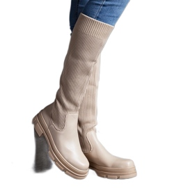 Beige slip-on støvler med en fleksibel overdel på en massiv Elthea sål