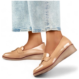 Damesko, lakeret med kile, beige 24-58266BE