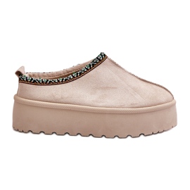 Kvinders hjemmesko på platformen med lys beige broderi