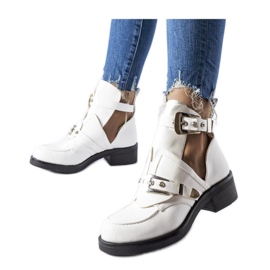 Hvide ankelstøvler med udskæringer
