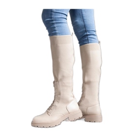 Beige slip-on støvler med en fleksibel overdel i stof