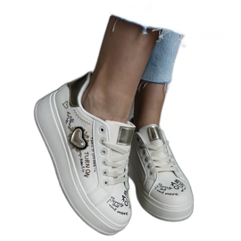 Beige sneakers dekoreret med et plaster og påskrifter på Etara-platformen