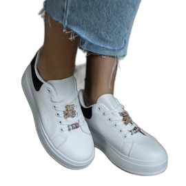 Hvide platformssneakers dekoreret med en bamse
