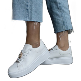 Hvide platformssneakers dekoreret med en bamse