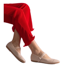 Beige balletflader med mat finish, fastgjort med et spænde