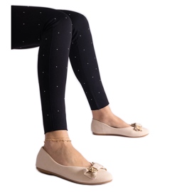 Beige balletlejligheder dekoreret med sløjfe og broche