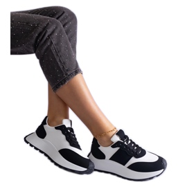 Sorte sneakers på platformen
