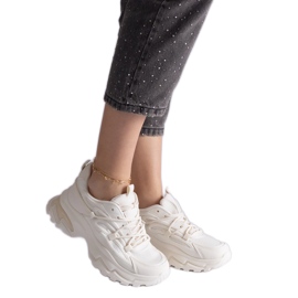 Beige sport sneakers på en massiv sål