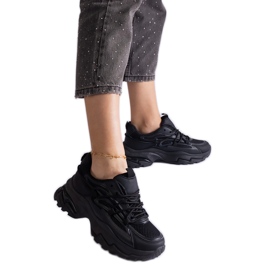 Sorte sports -sneakers på en massiv sål